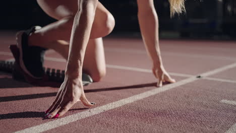 Eine-Frau-Bereitet-Sich-Im-Dunkeln-Im-Stadion-Darauf-Vor,-Ein-Rennen-Auf-Der-Strecke-Zu-Starten.-Frau-In-Zeitlupe-Beginnt-Im-Dunkeln-Mit-Hungerstreik-Im-Stadion